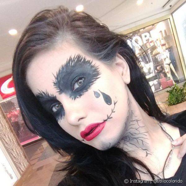 A maquiagem de Halloween da Liz foi feita com o l?pis Kajal e delineador preto, com as sombras escuras da paleta 24K Nudes e com o batom SuperStay vermelho, na cor 
